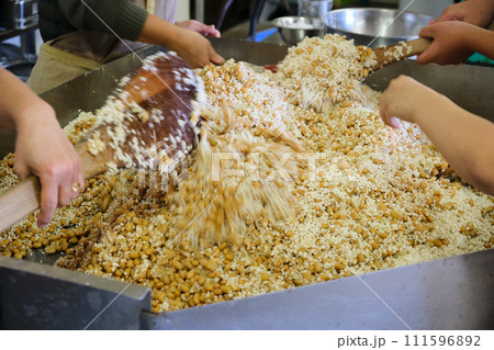 味噌作り　大豆と米麹を混ぜる 111596892