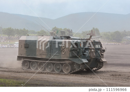 走行する陸上自衛隊87式砲側弾薬車 111596966