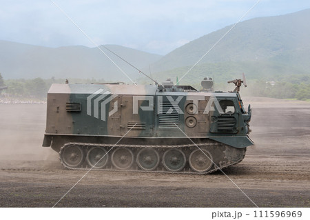 走行する陸上自衛隊87式砲側弾薬車 走行する陸上自衛隊87式砲側弾薬車 111596969