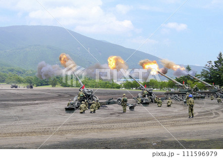 陸上自衛隊榴弾砲の一斉射撃 111596979