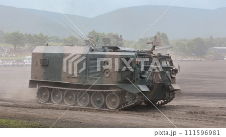 走行する陸上自衛隊87式砲側弾薬車 走行する陸上自衛隊87式砲側弾薬車 111596981