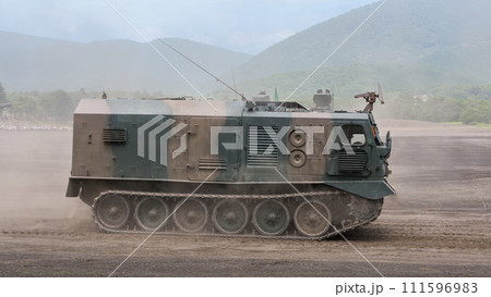 走行する陸上自衛隊87式砲側弾薬車 111596983