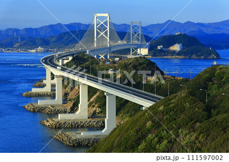 淡路島から見た鳴門海峡と大鳴門橋 111597002