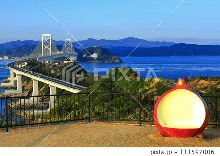 淡路島から見た鳴門海峡と大鳴門橋 111597006