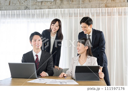 笑顔で会話をするビジネスパーソン 笑顔で会話をするビジネスパーソン 111597176