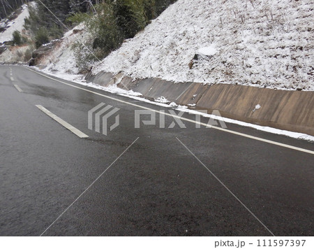 路面凍結が心配される下り坂 111597397