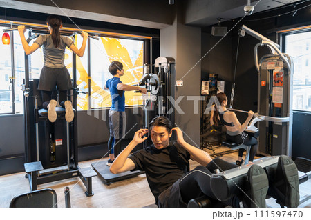 ジム トレーニング 若い男女 ジム トレーニング 若い男女 111597470