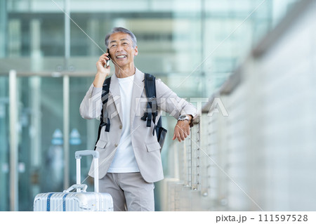 スマートフォンで話すシニア男性 111597528