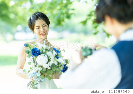 写真を撮る新郎新婦 111597549