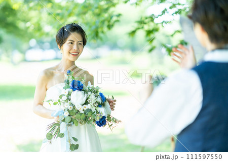 写真を撮る新郎新婦 写真を撮る新郎新婦 111597550