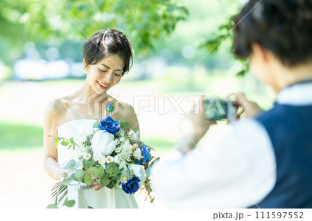 写真を撮る新郎新婦 写真を撮る新郎新婦 111597552