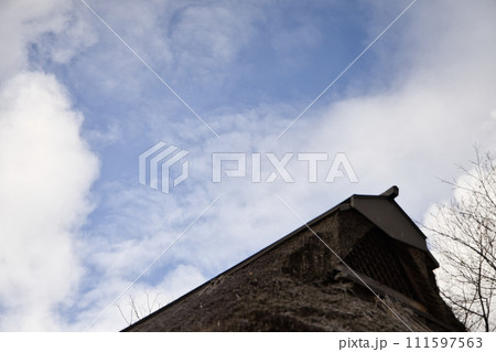 古い木造の家 古い木造の家 111597563