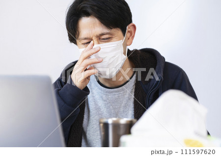 花粉症が辛い男性　花粉症イメージ 　目が痒い 111597620