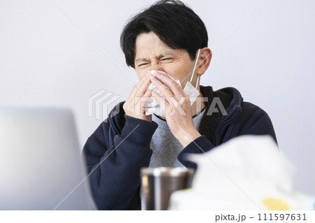 花粉症が辛い男性　花粉症イメージ 111597631