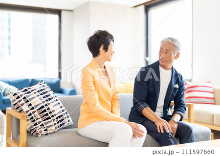 ミドルカップル　シニアの男女 111597660