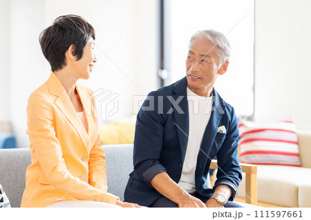 ミドルカップル　シニアの男女 111597661