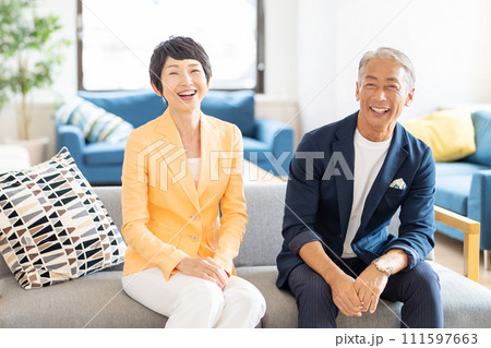 ミドルカップル　シニアの男女 111597663