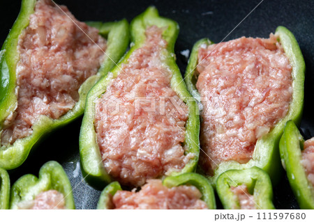 ピーマンの肉詰めをフライパンで焼く調理シーン。 ピーマンの肉詰めをフライパンで焼く調理シーン。 111597680