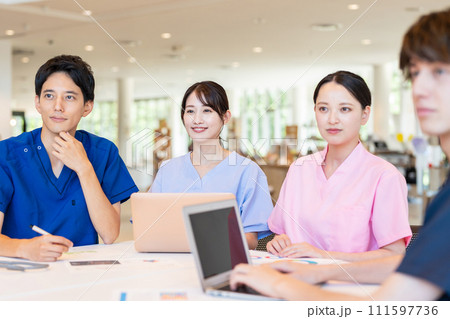 打ち合わせをする医師と看護師 111597736