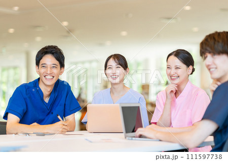ミーティングする医師と看護師 111597738
