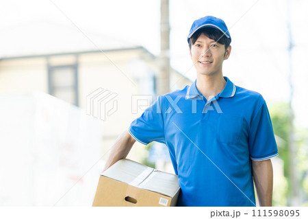 荷物を運ぶ配送スタッフ 荷物を運ぶ配送スタッフ 111598095