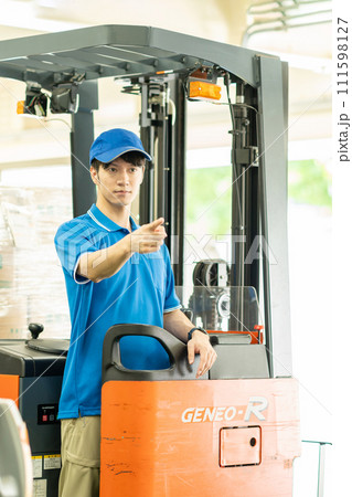 倉庫でフォークリフトを運転する男性 倉庫でフォークリフトを運転する男性 111598127