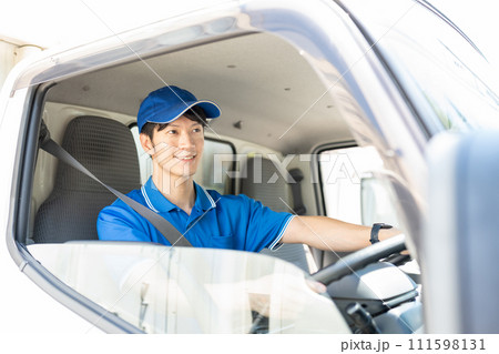 運転する配送スタッフの男性 111598131