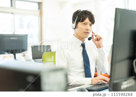 オペレーターの若い男性 111598268