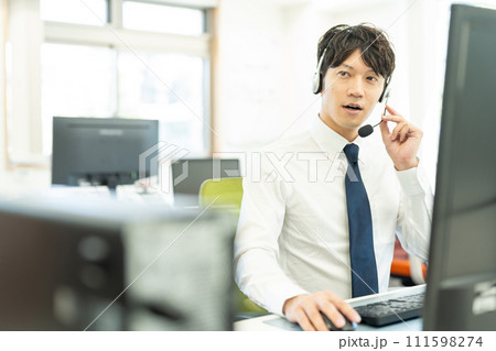 オペレーターの若い男性 111598274