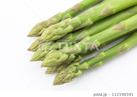 白バックにグリーンアスパラガス 111598391