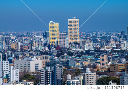日本の東京都市景観 日暮里駅や駅前のタワーマンション群(奥)などを望む 日本の東京都市景観 日暮里駅や駅前のタワーマンション群(奥)などを望む 111598713