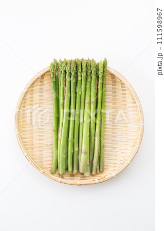 白バックにグリーンアスパラガス 111598967