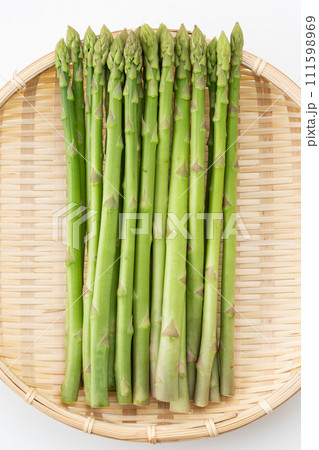 白バックにグリーンアスパラガス 白バックにグリーンアスパラガス 111598969