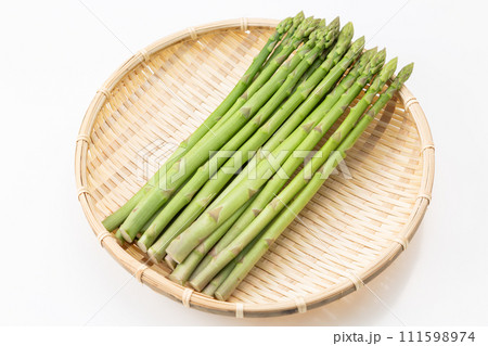 白バックにグリーンアスパラガス 白バックにグリーンアスパラガス 111598974