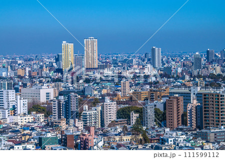 日本の東京都市景観 日暮里駅や駅前のタワーマンション群(左奥)などを望む 日本の東京都市景観 日暮里駅や駅前のタワーマンション群(左奥)などを望む 111599112