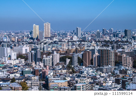 日本の東京都市景観 日暮里駅や駅前のタワーマンション群(左奥)などを望む 日本の東京都市景観 日暮里駅や駅前のタワーマンション群(左奥)などを望む 111599114