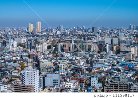 日本の東京都市景観 日暮里駅や駅前のタワーマンション群(左奥)などを望む 日本の東京都市景観 日暮里駅や駅前のタワーマンション群(左奥)などを望む 111599117