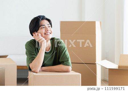 引っ越しの若い男性 111599171