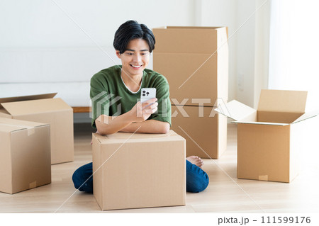 引っ越しの若い男性 111599176