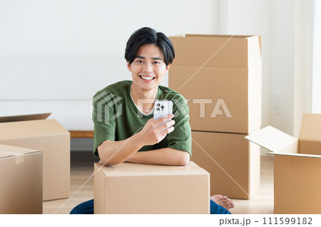 引っ越しの若い男性 引っ越しの若い男性 111599182