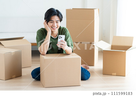 引っ越しの若い男性 111599183