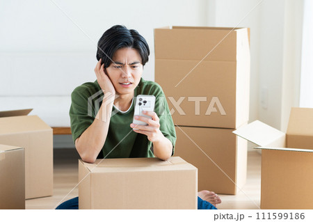 引っ越しの若い男性 引っ越しの若い男性 111599186