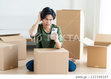 引っ越しの若い男性 111599187