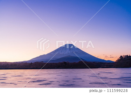 （山梨県）凍結した精進湖　富士山　日の出前 111599228
