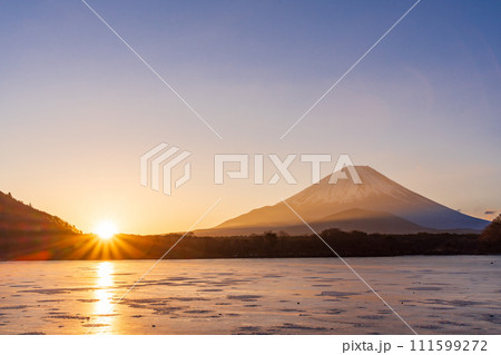 （山梨県）凍結した精進湖　富士山　日の出 111599272