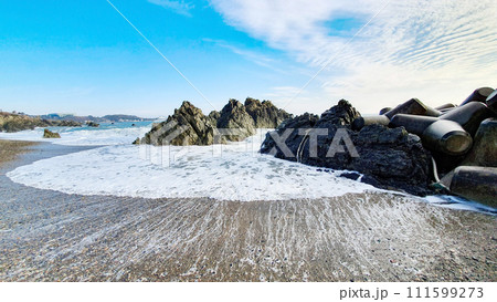The waves rush the seashore in Jigyeong-ri, Yangnam-myeon,Gyeongji-si, South Korea. 111599273