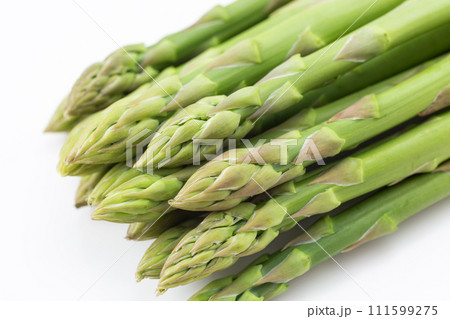 白バックにグリーンアスパラガス 白バックにグリーンアスパラガス 111599275