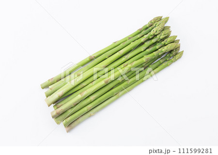 白バックにグリーンアスパラガス 111599281