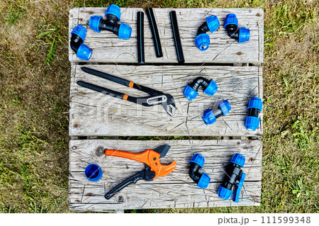 Tools and fittings for installing an external plumbing system from flexible HDPE pipes using threaded compression clamps. 111599348