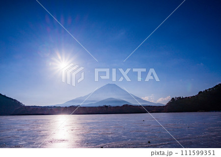（山梨県）凍結した精進湖　富士山　 111599351